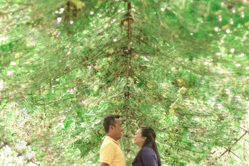 #throwback ke foto prewed 3 tahun yang lalu. Stok fotonya masih banyak, jadi kayanya bisa throwback sampe 4-5 tahun kedepan 😂😂😂 Makasih @storyfirst_pictures❤❤.Kita berdua sarjana pertanian, jadi pengen aja prewednya tema outdoor di lapang. It was close to our heart and our everyday lives. Malah jadi nostalgia penelitian di ig stories kan 😂😂 Monggo ikutaan share cerita di lapang juga 😆 .Anw ini kita foto di bawah naungan pohon tanaman jenis Curcubitaceae (timun dan sejenisnya) yang udah beres panen. Alias udah ngering dan rontok 😂😂😂 Meskipun mungkin sudah ga ada gunanya lagi (selain untuk pupuk kompos), kita masih mencoba mencari keindahan dengan menjadikannya salah satu latar belakang foto prewed. There is indeed beauty in everything ❤ #tibatibabijak .-------.#clozetteid #clozettedaily #latepost #preweddingpic #prewed #prewedding #engagementpicture #weddingpreparation #myweddingprep #thebridestory #thebridedept #ipb #adsipb #faradilaargaprewedding #faradilaarga