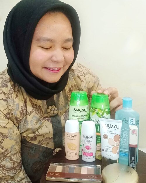 Selamat Hari Ulang Tahun Martha Tilaar! ❤ Produk-produk Sariayu Martha Tilaar memang sudah menjadi andalan wanita Indonesia dari duluuu sampai sekarang. Coba tanya ibu atau nenek kaian, siapa sih yang ga kenal Sariayu? 💁🏻‍♀️ It's indeed an amazing #50YearsBeautyJourney with this beloved local brand. 😍

Produk Sariayu juga cukup lengkap rangenya dari kosmetik, rangkaian produk bodycare, skincare, hingga hair care! 💄Ini ada beberapa produk andalannya seperti foundation, tinted moisturizer, masker wajah, pembersih 2 in 1, two way cake sampai eyeshadow kit Krakato. Banyaaak! 😍😍

Paling suka sih :
🛍️ Shampoo series hijab - udah pernah direview dan emang ngaruh mengurangi rontok
🛍️ Hydra Lip Tint - SUPER PIGMENTED, ringan dan warnanya tahan lama di bibir. Super looove! Pas foto juga pakai ini loh, tipis tipis tapi hehehe

Produknya juga mudah ditemukan, plus lagi ada promo menarik nih sekarang. Kalau di Bogor bisa langsung ke Yogya Dramaga, Yogya Bogor Junction dan Yogya cabang lainnya ya. Sekalian juga bisa buat bikin kreasi makeup untuk ikutan Sariayu Beauty Reborn Makeup Challenge. ❤️ Total hadiahnya 50 juta rupiah loh~ Info lebih lanjut, ada di IG @sariayu_mt yaa. 

Dari semua produk-produk Sariayu ini, produk mana yang paling kalian suka atau pengen coba? 😆
.
-------
.
@beautygoers #Sariayu #SariayuBeautyReborn #beautygoersID #BGxSariayu50 #clozetteid #clozettedaily #makeup #sariayumarthatilaar #localpride #makeuplokal #skincarelokal #sariayuhijab #hijab #dailyhijab #reviewIbuFaradila #marthatilaar