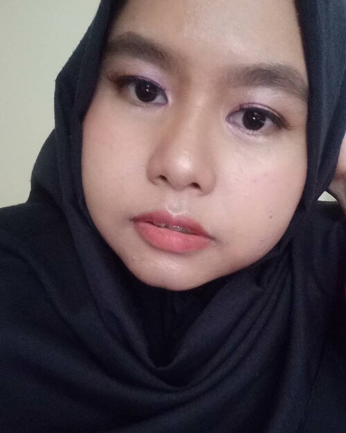 Lebaran Make Up Look 2018. Yes judulnya kaya judul artikel majalah ya hihi. Kali ini saya mencoba membuat make up look untuk Lebaran tahun ini. Biar agak sedikit beda dari tahun-tahun sebelumnya yekan? 😚😚😚 Now, I'll tell you why this makeup look is perfect for Idul Fitri, especially for new moms like me. .Mekeup look ini terlihat elegan tanpa terlalu berlebihan. Perfect choice for celebrating Idul Fitri in my opinion. Saya ingin membuat tampilan yang sedikit berbeda namun tetap kalem. ❤❤❤ .Eyeshadow berwarna terang bisa menyamarkan mata panda yang lelah karena segala persiapan H-Lebaran (especially those who have babies and kids, I feel you!). Selain itu bisa membuat mata terlihat lebih segar. I used the one with shimmer and glitter to make it glow. Warna bibir nude juga cocok digunakan untuk sepanjang hari. Ga usah khawatir terlalu menor dan pas bagi yang masih malu-malu untuk memakai warna terang. Plus a little highlighter here and there to make your face shine. Jadi seluruh muka terlihat fresh dan kalaupun keringetan dikit-dikit (kebayang nanti ngejar dan nyuapin anak hahahaduh 😂), muka malah terlihat dewy dan ga kucel hihi. Oiya, silahkan pakai light-weight eyelashes atau hasil eyelash extension/curling. Ini optional sih tapi karena bulu mata saya pendek-pendek, jadi akhirnya dipakai deh. .Honestly, inspirasi saya untuk makeup look ini adalah @tynakannamirdad 😍 Liat aja instagramnya, makeupnya super flawless dan elegan tanpa terlihat menor. Love love love! Meskipun makeup saya agak rada jauh dari makeupnya (not too far hopefully wkwk), but I think this makeup look is ideal for those who want to look different but not stray too far from your everyday look. Nah kalau @gie_dazzling @uchysudhanto @nidahanif  gimana makeup up untuk Lebarannya? Yuk yuk sekalian ikutan #RamadhanContestxYonna dari Mayo @yonnakairupan dan @nyxcosmetics_indonesia. ❤❤❤ .-------.#yourfavebutbetter #nyxcosmeticsid #clozetteid #clozettedaily #hijab #hijabindo #hijabstyle #hotd #makeup #makeupkondangan #makeupbyme #makeuplook #lebaranmakeup #lebaranmakeuplook #iedmakeup #iedlook