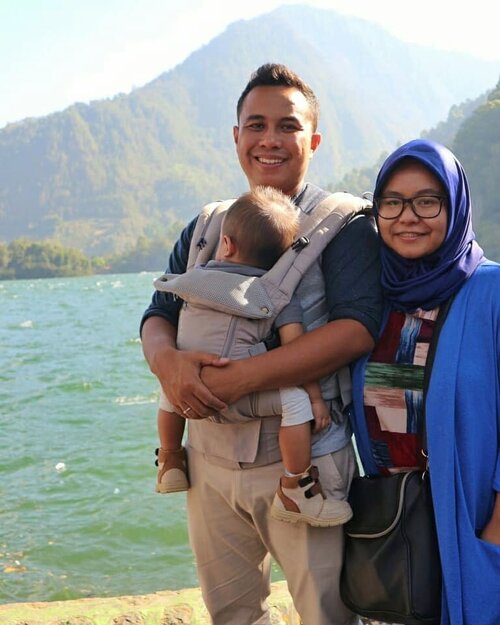 Sarangan Rasa Switzerland Part 3 😂😂😂 .

Mandatory family pictures coming up from yesterday's short trip. Who can resist to take pictures from these awesome spots 😍😍 Oiya dibelakangnya yang foto rame sama orang, kuda dan sepeda motor mondar mandir. Jadi memang perlu angle yang pas dan background yang sip biar terlihat back to nature ala ala seperti di kawasan Alpen 😂😂 .

FYI one of our favorite babygear to bring everywhere is our Soft Structured baby carrier from @lumiere_baby. Secara kita belum tau medannya oke buat ngeluarin stroller atau nggak jadi ya pake si baby carier ini. Tips dalam memilih baby carrier? Buat saya sih yang :
✔ TICKS
✔ kalau bisa masuk Hip-Healthy Product dari the International Hip Dysplasia Institute (banyak listnya disana)
✔ versatile dan banyak kantong buat printilan jadi tetap rapih (nah loh banyak maunya)
✔ lightweight dan ga terlau bulky untuk travel
✔ YANG PENTING BAPAKE SI BAYI MAU PAKAI HAHAHAHA .

Ini beli dimana? Di amazon ada dan alhamdulillah dulu dikadoin 😇😇 Anyway, ga harus yang import, merk lokal sekarang udah banyak yang cakeps cakeps dan oke punya kok 😍😍 This is one of the best investment in babygear IMHO karena gendongan ini aja kepake dari Rio 6 bulan. So what's yours favorite babycarrier? .
-------
.
#family #vacation #clozetteid #clozettedaily #lake #sarangan #telagasarangan #magetan #visitmagetan #exploremagetan #visiteastjava #exploreeastjava #exploreindonesia #adventuretime #satriorazendriapradana #thepradanasfamily #reviewibufaradila