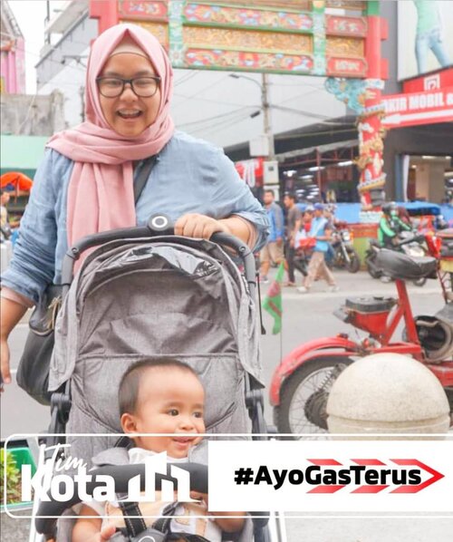 Traveling membuat kita semakin kuat bermimpi dan semakin banyak bersyukur. Siapa yang setuju? .

Sebelum punya anak, paling hobi jalan-jalan kemana-mana hahaha. But having kids doesn't mean I have to give up on traveling. Capek jalan-jalan bawa anak? IYA. Menyesal? Tentu tidak karena banyak sekali pelajaran baru dan pengalaman yang diperoleh kita bersama. Rio semakin banyak mengenal dunia sekitar, sementara saya belajar bersabar dan belajar untuk lebih santai & fleksibel dalam menyusun jadwal. Ya secara bawa balita yang rentan capek dan rewel, harus dibawa selooow wkwk. .

Salah satu kunci sukses dalam perjalanan adalah memilih destinasi yang family friendly dan tidak terlalu jauh. Makanya saya memilih ikut Tim Kota alias #TimKotaArMuh. Meskipun bagi orang lain pilihan ini kurang adventurous, tapi jangan salah loh, keliling kota juga menyenangkan (dan juga bisa melelahkan). Banyak aktivitas yang dapat dilakukan tanpa harus keluar jauh dari pusat kota, mulai dari kulineran, berkunjung ke museum, picnic di taman bahkan mengeksplorasi sudut kota yang belum kita kunjungi sebelumnya. Cung siapa yang belum beres mengeksplor kota sendiri? .

Kalau kalian bisa pilih, mau ke tim pantai ala #TimPantaiNicSap, tim gunung ala #TimGunungDensu, tim kota ala #TimKotaArMuh (TOSS SAMAAN!) atau tim rally ala #TimRallyRifat? Pasti pengen juga kan ikutan berpetualang seru ke 4 destinasi ini kan kan kan? Yuk langsung ikutan #AyoGasTerus bersama Mitsubishi Xpander Cross. Kirim cerita ke situs @mitsubishimotorsid kenapa kalian memilih pilihan itu plus foto terbaik untuk dikasih watermark ini. Upload dan menangkan banyak hadiah menarik plus jalan-jalan gratis bagi yang beruntung. Good luck! .
-------
.
@kumparancom #MitsubishiMotors #AyoGasTerus #XpanderCross #satriorpradana #traveling #travel #momandson #throwback #yogyakarta #malioboro #citytour #jogjaistimewa #giveaway #xpandercross #timkota #timpantai #timgunung #timrally #momblogger #travelblogger #bloggerperempuan #kumparancom #clozetteid #clozettedaily