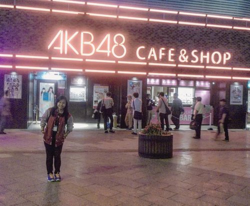 The last time I went abroad is 2014. Udah lama banget yaaaa 🤣🤣 waktunya masih single and still ready to mingle hahaha. .

Jadi selama exchange di Chiba University, tentu harus nyempetin diri melipir ke Tokyo. Naik kereta cuman 45 menit kok~ sayang banget kalau ga bolak balik ke salah satu kota paling terkenal di dunia ini 😚 .

Kali ini saya melipir ke daerah Akihabara. Yaaa tempat dimana AKB48 berasal wkwk. Ini foto di depan cafenya yang hanya beberapa meter dari Akihabara Station. Ga ada tempat pertunjukan livenya disini, hanya tempat makan. Disebelahnya ada Gundam Cafe juga. Tapiiii saya ga makan disini. Makan di restoran sushi aja karena ya emang pengen salmon murah (dan meetup juga sama @faelasufaa yang lagi S2 di Tokyo) 😆😆 .

Would I go again? Definitely! Tapi sambil mengobati kangen, besok ke @jktjapanmatsuri aja dulu deh. Semoga bisa makan masakan Jepang yang enyak enyaaaak 😋😋 .
-------
.
#clozetteid #clozettedaily #throwback #tbt #traveling #japan #akihabara #tokyo #akihabarajapan #akihabara48 #akihabaratokyo #akihabaraバックステージ #akihabarastreet #akb48 #akb48cafe #visitjapan #visittokyo #explorejapan #exploretokyo #FaradilaTravels #lifestyleblogger #travelblogger
