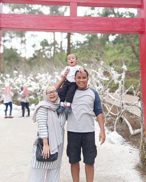 Happy Birthday Bapak Arga ❤️❤️❤️ .I am so lucky to marry a family man. Rio is also lucky to have a hands-on father who willingly spends time taking care and also playing with him. You are definitely a man who puts his family first. .Semoga Allah tetap memberimu kesehatan, kekuatan, kebahagiaan serta perlindungan kapanpun dan dimanapun. Doa doa terbaik selalu menyertaimu. We love you very much. 🥰🥰 .-------.#happybirthday #happybirthday🎂 #happybirthdayhubby #loveyou #loveofmylife #thepradanasfamily #clozetteid #clozettedaily #ootd #family #husband #wife #momandson #dadandson #love #satrio28mo #mudik2019 #oppof11