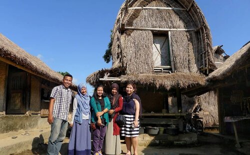 Beneran #throwbackthursday dalam rangka kangen Lombok 😆😆 inilah team Sudden Lombok Getaway 2015 yang waktu itu nemenin keliling Lombok. Rada dadakan but it was a good getaway from our thesis and jobs and both! Untung ada Arga yang waktu itu ditempatkan di Lombok jadi ada tour guide keliling jugaaa ❤❤❤ Calon suami (waktu itu masih calon lol) yang baik. .

We took a morning flight yang memudahkan kita untuk langsung keliling menjelajah wilayah Praya dan Lombok Tengah. Kali ini kita mampir ke Desa Sade, salah satu objek wisata terkenal di Pulau Lombok. Seru banget bisa keliling dan melihat kehidupan disana. Psst, ternyata ada ritual culik menculik loh kalau ingin meminang seseorang 😆 Ada yang sudah pernah mampir kesini? .
-------
.
#travel #friends #clozetteid #clozettedaily #lombok #desasade #sadevillage #visitlombok #explorelombok #visitindonesia #exploreindonesia #lomboktrip #throwback #tbt