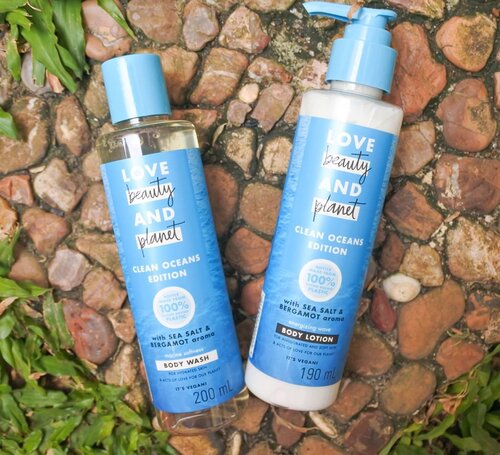 Setelah nyoba varian @lovebeautyandplanet_id lain yang baunya kaya kelapa & bikin santai kaya di pantai, akhirnya nyobain varian terbarunya di Clean Ocean Edition ini 😍😍😍

Ada body wash dan body lotion yang mengandung bahan alami Balineese Sea Salt. Duh suka deh kalau ada sea salt karena bisa membantu mengeksfoliasi kulit & bikin halus & lembut. ❤️ Review tipis tipis disini yaa sebelum masuk ke blog hihi.

🌊 Marine Softness Body Wash
Wanginya sedikit musky ala Italian Bergamot. Agak maskulin sih wanginya, jadi kalau mau dipakai wanita atau pria tetep cocok. Yang jelas seger banget!👌 Busanya ga terlalu banyak dan termasuk mild cleanser. Ga ada kesan kering atau ketarik setelah pakai sabun ini. 

🌊 Energizing Wave Body Lotion
Wanginya juga cukup musky, sama kaya sabunnya. Emang enak sih beli sepaket ini biar wanginya konsisten hehehe. Teksturnya cukup kental tapi kurang cepat meresap di kulit. Masih ada whitecast juga, jadi kadang harus didiamin beberapa saat baru menyerap ke kulit.

Cara pakainya seperti sabun dan lotion biasa ya hehehe. Gimana cara yang baik? Bisa check highlights soal Bodycare di profile ya 😚 Enak juga karena ga ada sulfat, paraben atau pewarna buatan. It's vegan and cruelty free PLUS produknya dikemas dalam botol daur ulang. 

So far cocok sih sama bodycare dari LBP. Jadi penasaran coba yang lain 😆 anw udah ada yang pernah coba ini juga?
.
-------
.
#HTCIDxBLP #HCTIDxLBP #LBPcleanoceans #reviewIbuFaradila #bodywash #bodylotion #bodycare #lovebeautyplanetid  #bodywashlovebeautyplanet #lovebeautyplanet #lovebeautyplanetreview #lovebeautyplanetindonesia #LBPreview #clozetteid #clozettedaily #reviewsabunmandi #sabunmandi #reviewbodylotion #reviewbodywash #cleanoceanedition @hometesterclubid