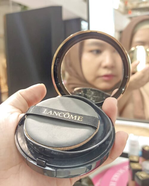 Selain Teint Idole Ultra Wear Foundation, @lancomeofficial juga mengeluarkan cushion dalam 4 shades dan juga concealer dalam 3 shades. .Buat saya yang punya anak dan waktu makeup sangat terbatas (kalau lama ntar Rio malah ngikutin 😩😩), I like to choose cushion as my daily go to makeup choice. Meskipun coveragenya lebih low, jadi harus beberapa kali apply biar mendapatkan hasil yang sama dengan foundation, tapi saya suka kepraktisannya. .Modelnya yang compact, enak banget buat dibawa traveling. Yang Lancome ini coveragenya juga bagus banget 😭😭😭 Spongenya bagus dan ga abal abal. ❤❤ Kalau pergi pergi dan butuh touchup sehabis sholat, cushion is the answer. Dosa dosa (di muka lol) kembali tertutupi 😆 .Kalau kalian gimana? Do you love wearing cushion too? .-------.@beautyjournal #lancomeid #makesomeonehappy #makeupismypower #beunstoppable #lancomeidxbeautyjournal  #clozetteid #clozettedaily #makeup #foundation #hijab #hijabdaily #hotd #lancome #teintidole #teintidoleultrawear #cushion #oppof11