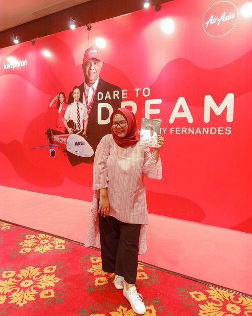 Do you #DareToDream? .Hari ini, saya berkesempatan hadir di acara Book Launch Flying High by @tonyfernandes dalam Bahasa Indonesia. For me, I love reading autobiographies because there are so so so many lessons we can take from other people's life, success and failures. , .Tony Fernandes adalah salah satu founder dan CEO Air Asia, Asia's largest low cost carrier. I am in awe of his positive mindset. Turning a near bankrupt airlines and turning it into one of Asia's best. Meskipun (belum jadi) seorang entrepreneur, pasti banyak hal bermanfaat yang bisa diambil ❤️ .Nah, siapa yang sudah baca? Cung! 😆 .-------.@airasia_bhsindonesia @kumparancom #clozettedaily #clozetteid #ootd #hijab #hotd #momblogger #lifestyleblogger #booklaunch #book #airasia #airasianindonesia #tonyfernandes