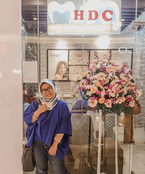 Waktunya check gigi! Hayo kapan terakhir check gigi? I have to say it's been quite a while since I got my teeth checked. .

Hari ini kebetulan saya check gigi sekaligus menghadiri talkshow soal kesehatan gigi di @mhdcclinic Kalibata Square. Kegiatan hari ini dalam rangka #relaunchmhdckalibata setelah 8 tahun berada di Kalibata City Square ❤️ Di klinik ini, bukan hanya orang dewasa aja yang bisa di check kondisi giginya, tapi juga anak-anak. Bahkan ada ruangan khusus anak-anak yang super nyaman dan colorful. Interiornya juga super instagramable hihi .

Swipe swipe yaa buat melihat proses konsultasi gigi di MHDC Clinic dan juga talkshow (ada @ristytagor juga 😆). Dapat banyak insight soal kondisi dan kesehatan gigi, sekaligus soal gigi anak. Seperti untuk anak-anak, ternyata waktu menyikat itu sekitar 2 menit loh. Ga usah lama-lama yang penting semua permukaan gigi harus disikat. Gimana caranya? Pantengin IGS hari ini dan juga upcoming blog post ya ❤️ .
-------
.
@medikidsclinic  #MHDCClinic #Medikids #Playstival #RelaunchMHDCKalibata #JadiPilihan #clozettedaily #clozetteid #hijab #hijabdaily #mhdckalibata #klinikgigi #klinikgigijakarta #ootdfaradila #momblogger #lifestyleblogger #bloggerperempuan