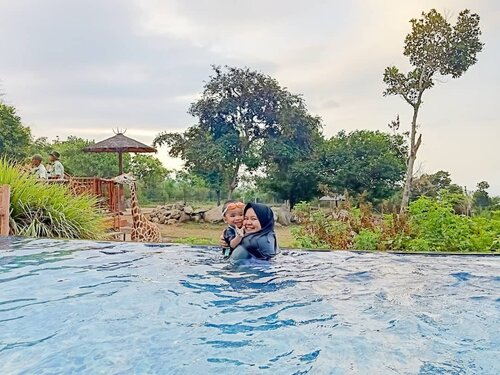 Swimming while looking at safari animals ❤❤ coba swipe dan liat fotonya Arga & Rio. Lebih keren sih IMHO karena timing dan anglenya pas. Shot by #instagramwife 😂😂 .Oiya kolam renangnya selantai dan bisa langsung diliat dari lobby dan dekat dengan tempak kasih makan jerapah. Jadi pasti diliatin orang sih. So if you are not comfortable with that, taking pics by the pool can be another alternative. .Saya pakai baju renang panjang khusus hijabers. Jilbabnya pakai yang jilbab langsung pakai buat olahraga juga. Bahannya mirip bahan baju renang, jadi cepet kering 😆 belinya dimana? Di temen Mama (nanti ditanyain nama sama IGnya ya) sama jilbab di shopee. Sayang lupa tokonya 😂😂 .-------.@baobab.safariprigen #baobabsafariprigen #baobabsafariresort #baobabsafariresorthotel #giraffe #safari #prigen #swimmingwithgiraffe #swim #swimming #clozetteid #clozettedaily #thepradanasfamily #holiday #mudik2019 #satriorpradana #satrio28mo #hotd #ootd #holidayootd #momblogger #travelingwithtoddler #lifestyleblogger #hijabtraveler #visiteastjava #visitpringen #visitindonesia