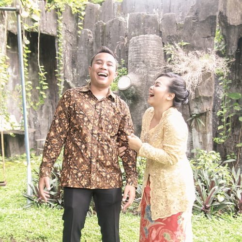 Until the time is through... .I hope we can laugh and have fun like this ❤️ it's nice marrying your best friend. Especially when you can laugh together at the laughable things you did or other people did (seperti video bilik disinfektan Ibas HAHAHA). .Udah ya mak @moyokee 🤣🤣🤣 .-------.#clozetteid #clozettedaily #faradilaarga#faradilaargaengagement #husbandandwife #love #engagementpicture #kebaya #batik #ootd #coupleootd #lifestyleblogger #bloggerperempuan #femalebloggersid #untilthetimeisthrough