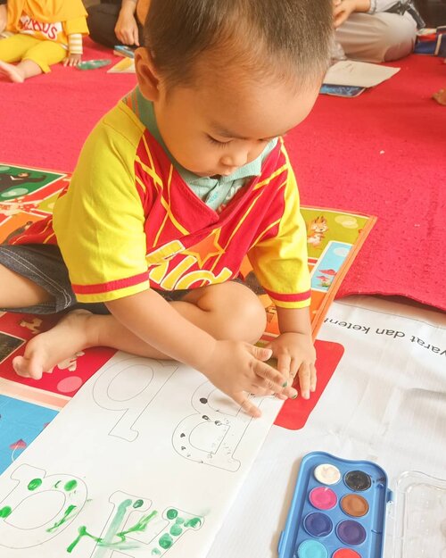 Back to school time! Secara resmi Rio belum masuk sekolah sih tapi ikutan program McKids dari @mcdonaldsid dari umur 2.5 tahun. .

Kenapa McKids? Pengen cari kegiatan buat Rio tapi sekolah yang dituju (dulu) baru ada program untuk yang diatas 3 tahun. Tau ada McKids juga dari @dhesdhestiana dan mulai nyari nyari di deket rumah. Ternyata salah satu McD yang cuman 5 menit dari rumah (kalau ga macet hahaha) ada program ini. 😍😍 .

Jadi program ini cuman ada iuran tahunan yang super affordable (udah sama 1 buah baju seragam) dan iuran kelas setiap kali datang yang juga sangat terjangkau. Dapet beberapa bonus lagi. 😍😍😍 .

Kegiatannya ya nyanyi, mewarnai, bikin prakarya, dan diakhiri dengan makan es krim 😆 lumayan juga buat sosialisasi anak dan ga terlalu lama, cuman sejam aja. Siapa anaknya yang ikutan McKids juga? 😆 .
-------
.
#satrio35mo #satriorpradana #mckids #mcd #playgroup #paud #mcdonalds #mcdindonesia #mcdonaldsindonesia #kelompokbermain #kidsactivity #toddler #clozetteid #clozettedaily #30haribercerita #30HBC2008 #babyboy #son #ootdbaby