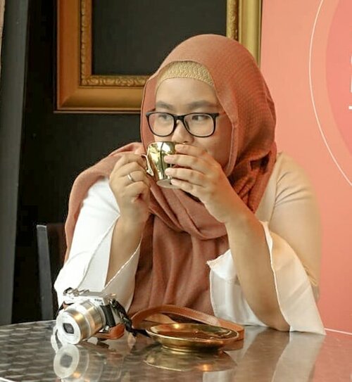 Lagi mikir keras mau jadi wirausaha di bidang apa.... while sipping tea 😂😂 Ada ide? .Menurut saya menjadi seorang wirausaha itu butuh sifat yang tidak takut gagal, selalu ingin belajar dan senang akan inovasi atau pembaharuan. Oiya, ga lupa kemampuan problem solving yang baik 😁 Dikit dikit pernah belajar soal berwirausaha pas kuliah dulu hehe. Kebetulan Minornya Kewirausahaan Agribisnis 😆 .Beruntung bagi pengusaha dan wirausahawan muda, ada acara seperti @iyes2019. Sekarang, giliran anak muda di Medan yang mendapatkan ilmu dan semangat kewirausahaan dari narasumber yang kece 😍 sebut saja Pak @sandiuno @dimasseto_1 @zaskiasungkar15 dan @adityaspratama 😎 .Bagi yang ingin tau apa saja yang dibicarakan di acara tadi sore, silahkan tonton LIVEnya di akun @medanyes2019 ya 😍😍 happy learning! .-------.#iyes2019 #medanyes2019 #kahmipreneur #indonesiayes2019 #180medanyes #clozetteid #clozettedaily #hijab #dailyhijab #hijabdaily #hotd #entrepreneur #entrepreneursummit #millennial #millennialmom #momblogger