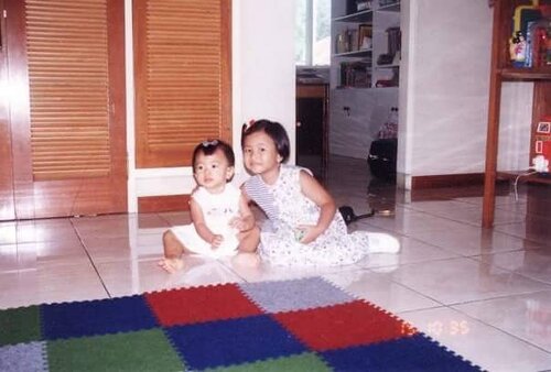 #majorthrowback ketika masih jadi dedek gemes 😂😂😂
.
-------
.
#throwback  #1990s #oldschool #oldiebutgoodie #family #sister #sisterhood  #childhood #snapseed #memories #nostalgic #liveauthentic #livefolk #livefolkindonesia #peopleinframe #sharethemoment #likesforlikes #likeforlike #like4like #clozette #clozettedaily #clozetteid #baby #kids