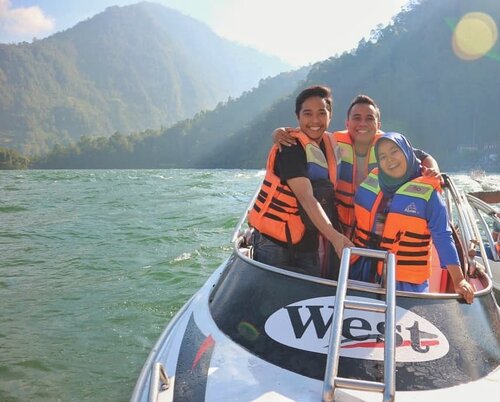 Sarangan Rasa Switzerland Part 1 😂😂😂 .

The weather was super nice so we decided to take the speedboat around the lake with hubby and bro in law 😁😁 Bisa tebak Rio dimanaaa? 😂😂 Telaga Sarangan ini salah satu tempat favorit untuk liburan dari kecil, tapi baru kali ini balik lagi setelah ngedate di tahun 2011 wakakakakakak. Lama banget yak! Ternyata banyak banget perubahan ke arah positif disini, udah lebih tertata. Meskipun masih ada yang ga sadar kingkungan dan buang sampah sembarangan ewr. .

Jaraknya sekitar 30 km dari Madiun, tapi tadi kesana hampir 3 jam 😩 efek Lebaran x weekend kali ya. Jangan lupa makan sate kelinci dan minum jeruk baby peras disini. Oiya foto di telaga is a must apalagi kalau cuacanya lagi bagus banget kaya tadi sore. ❤❤❤ .
-------
.
#family #vacation #clozetteid #clozettedaily #speedboat #lake #sarangan #telagasarangan #magetan #visitmagetan #exploremagetan #visiteastjava #exploreeastjava #exploreindonesia #adventuretime