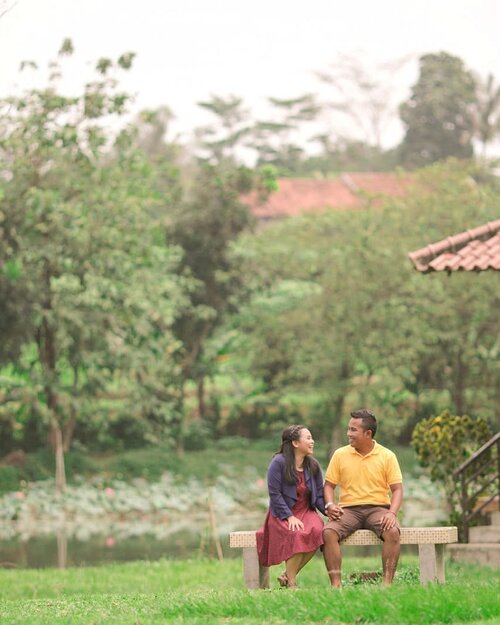 Pacaran di pinggir danau 😂😂😂 Promise, this is the last throwback pic of our prewed (for this year at least) 😆 .Like a quote I once read, marry someone who you can talk with. Dari hal serius sampai hal receh. Karena nanti ketika anak-anak sudah besar & berjuang di tempatnya sendiri, dan masa jabatan sudah selesai, you only got each other. .-------.#clozetteid #clozettedaily #latepost #preweddingpic #prewed #prewedding #engagementpicture #weddingpreparation #myweddingprep #thebridestory #thebridedept #ipb #adsipb #faradilaargaprewedding #faradilaarga #valentinesday #happyvalentinesday