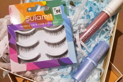 Yeay, dapat sepaket lengkap eyelashes, lip cream dan lip stick dari @sulamitcosmetics ❤❤❤ Bagi yang baru tau, Sulamit Cosmetics ini produk lokal yang sudah halal & resmi terdaftar di BPOM. Warna lipsticknya juga cakeps 😍 Penasaran seperti apa? Silahkan klik link di Bio ya untuk full reviewnya 😍 .
-------
.
@beautiesquad #Beautiesquad #Sulamit #BeautiesquadXSulamit #makeup #eyelashes #sulamitcosmetics #kosmetiklokal #kosmetikhalal #mattelipcream #velvetlipstick #clozetteid #clozettedaily #makeupjunkie