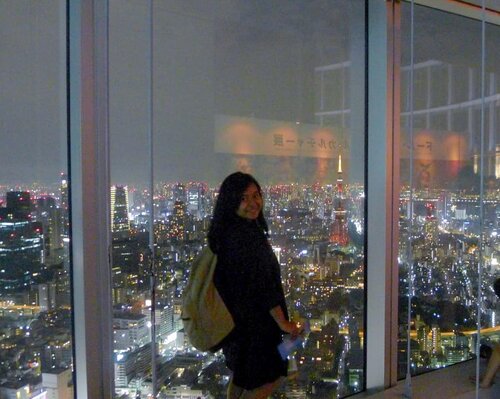 Menggenapkan postingan soal Jepang menjadi 3. 😆 Kalau ini adalah salah satu Japan's must visit attraction according to me, Tokyo City View 🥰🥰 Look at the breathtaking night view of Tokyo Tower and it's surrounding ❤️ .

Ini lokasinya ada di Ropongi Hills. Tokyo City View menjadi satu dengan Mori Art Museum. Jadi sekali bayar tiket bisa mengunjungi kedua tempat ini. Harganya ¥1800 untuk orang dewasa dan ¥1500 untuk senior citizen. Untuk anak anak dari 4 tahun sampai usia SMP hanya membayar ¥600. Kalau student lebih murah asal nunjukin Student Card Univ di harga ¥1200. Tahun 2014 tapi ya 🤣🤣 ga tau kalau sekarang~ .

Bukanya sampai malem kok, dulu saya juga baru datang jam 8 atau set 9 malam setelah makan malam. Katanya sih rekomended datang sore hari jadi dapat view pas terang & gelap. Puas deh foto foto disini. Kalau siang dan sore juga ada observation deck yang juga buka. .

Anyway, Jepang menjadi top 3 negara yang ingin saya tinggali kalau bisa. Kenapa? Disana saya bisa makan porsi kuli tapi berat badan malah turun HAHAHAHA. Luar biasa senangnyaaaa 🤣🤣
.
-------
.
#throwbackthursday #throwback #tbt #tokyo #japan #nighttime #tokyoatnight #tokyotower #scenery #ropongi #ropongihills #tokyocityview #clozetteid #clozettedaily #travel #travelgram #traveljapan #visitjapan #explorejapan #traveling #visittokyo #explorejapan #exploretokyo #FaradilaTravels #lifestyleblogger #travelblogger