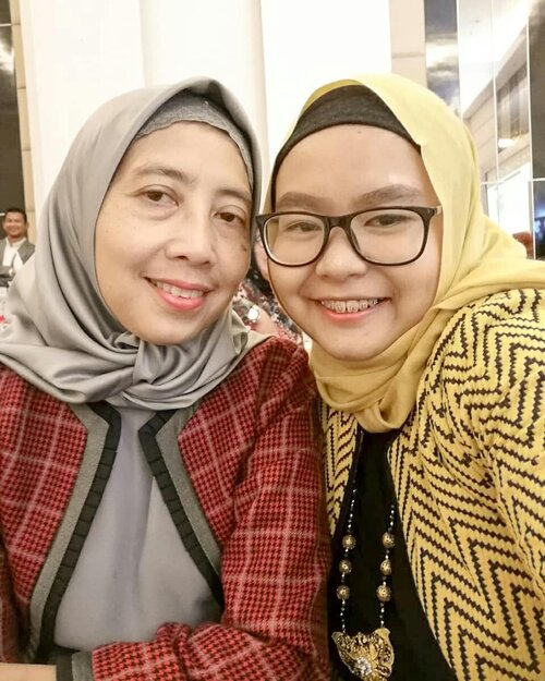 Saturday well spent! Nemenin Mama (berquality time ria) di acara Afternoon High Tea @shafiramuslimfashion sore ini ❤❤❤ .

Selain nemenin Mama, bisa dapat ilmu foto dan sosmed dari @melodyprima dan liat koleksi Shafira terbaru 😍😍 anw ini outfit plus jilbab saya & Mama juga dari Shafira. Pertama kalinya berani pakai warna kuning dan jilbab kuning kaya gini 😂😂 Yay or nay? .
--------
.
#SHAFIRAWorldWanderer #shafiraafternoonhightea #shafirabogor #muslimfashion #clozetteid #clozettedaily #hijab #hijabinspiration #shafiramuslimfashion #family #momanddaughter