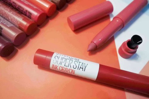 Akhirnya bisa nyobain all 10 shades @maybelline Super Stay Ink Crayon 😍😍 dan ternyata sekarang menjadi salah satu lipstick favorit untuk dipakai ❤️ .

Bentuknya yang crayon membuat lipsticknya gampang diaplikasikan ke bibir. Dan tau sendiri yaaa pigmentasinya series Super Stay Ink itu awesome! Hanya perlu beberapa oles aja agar warnanya keluar di bibir. Teksturnya yang creamy dan ujungnya yang lancip juga membantu mengaplikasikan produk ini dengan lebih rapih. Super enak kalau harus buru buru dandan karena anak rewel 🤣🤣 .

Biasanya permasalahan untuk lipstick crayon gini adalah ujung yang tumpul seiring dengan pemakaian. Tapi jangan khawatir, Maybelline Super Stay Ink Crayon ink udah lengkap sama rautan juga loh 😍 .

Nah kalau dibawa makan bakso gimana? HAHAHA pertanyaan penting bagi wanita Indonesia 🤣🤣 Jawabannya ada di blog post terbaru yaaa. Cuss klik link di bio untuk baca lebih lanjut ❤️ .
-------
.
#clozetteid #clozettedaily #maybelline #maybellinesuperstayinkcrayon #lipstickhasneverbeenthisfun #superstayink #superstayinkcrayon #lipstick #lipcrayon #makeup #reviewmakeup #reviewlipstick #reviewibufaradila #momblogger #beauty #beautybloggers #lifestyleblogger #bloggerperempuan #femalebloggersid
