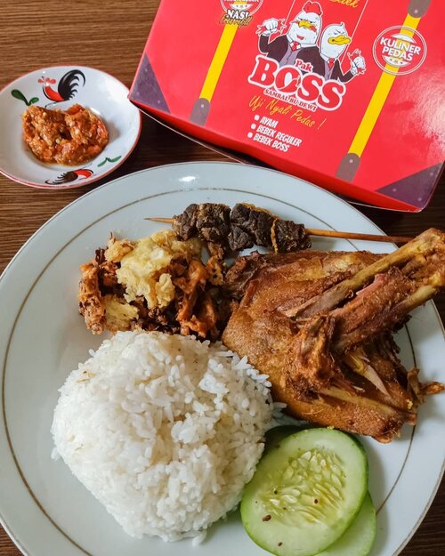 Udah tau mau makan siang apa hari ini? Kadang kalau dari pagi mendung dan seharian hujan, jadi mager ya 🤣🤣🤣 .

No worries, if you are looking for a quick what-to-eat solution. Ada @ayambebekpakbosslaladon yang udah siap sedia dengan berbagai paket ayam dan bebek 😍😍 .

Jadi kemarin pesen paket Bebek Pak Boss dan paket ayam. Nah kalau ini paket bebeknya. Udah lengkap sama nasi, bebek goreng, sate paru (bisa diganti tempe), timun, sambal dan KOL CRISPY! Auto jadi kesukaan Rio sih yang kol crispy ini 🤣 ga terlalu berminyak juga, jadi ga khawatir bakal batuk~ .

Rasanya enaaak! Kenyang juga karena banyak lauknya sih ya hahaha. Bebeknya gede dan empuk. Sambelnya juga pedessss banget. Cocok lah buat cuaca yang selalu bikin laper kaya gini (apa cuman saya aja yang laperan ya 🙄). Ini aja nasinya ambyar karena Rio ga sabaran makan 🤣🤣 .

Harga semua ininsekitar Rp. 30.000,- ajaa. Dan banyak paketan yang lebih murah 😍 anyway @ayambebekpakbosslaladon juga ada program review dan bisa dapet kesempatan makan gratis loh. Silakan melipir ke IGnya yaaa untuk info lebih lanjut 😚 jadi kalian makan siang pakai apa nih? .
--------
.
#ayambebekpakboss #ayambebekpakbosslaladon #bebekgoreng #ayamgoreng #paketbebekgoreng #paketayamgoreng #bogorkulinary #bogoreatery #paketnasi #instafood #foodblogger #foodgram #restobogor #ClozetteID #clozettedaily