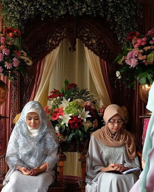 Exactly one year ago ❤❤❤ Pengajian menjelang pernikahan

7 Mei 2016 
Makeup & hijab : @mua_bogor_itha
Photo : @bagja_tournyanto (Sony Photography & Co)
Dekorasi : @kresnadecoration
WO : @labellewedding
Venue : Rumah pribadi .
-------
.

@thebridedept
@thebridestory
@thebridebestfriend
@myweddingprep
@pernikahanindonesia

#pengajian #hijab #hijaboftheday #pernikahan #pernikahanjawa #wedding #indonesianwedding #makeup #muabogor #flowers #dekorpngajian #latepost #pernikahanbogor #makeupsiraman #bajusiraman #weddingku #thebridestory #thebridedept #pernikahanindonesia #faradilaargawedding #clozette #clozetteid #hotd