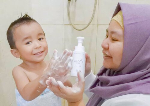 Rio itu kalau disuruh mandi, pasti ada 101 alasan untuk menundanya HAHAHA. 🙄 Siapa yang anaknya begini juga? Tapi semenjak kenal sama Top To Toe Foaming Wash dari @likeim5_id, dia jadi semangat banget buat mandi. 😆 Teksturnya yang foam cukup lembut untuk kulit anak (dan bisa dipakai main juga hihi). Belum lagi wanginya super segar! FYI LIke I'm 5 merupakan skincare dan toiletries untuk anak maupun ibu. Semuanya bisa pakai, termasuk yang memiliki kulit sensitif! Produk asal Korea yang diciptakan oleh Kim Eugene (dari girl group S.E.S) ini memiliki : ✅ minimal ingredients, ✅ NO 5 (tidak ada paraben, tidak ada minyak mineral, tidak ada pewangi, tidak ada pewarna, dan tidak ada produk hewani)✅ tidak menimbulkan alergi✅ ramah lingkungan, serta ✅ tidak di uji cobakan ke hewanNah setelah di melihat dan juga menganalisis ingredientsnya (yang liat stories pasti tau gimana caranya hihi), saya jadi yakin untuk memakainya sendiri dan juga untuk anak.🥰 Oiya ga hanya foaming wash aja loh, masih banyak produk lainnya seperti Hydrating Gel, Wet Tissue sampai Hand Essence! Swipe untuk lihat ya. 👉🏻 Bisa dibeli dimana? Bisa dibeli di @Lilla.id by Sociolla. Psst, lagi ada promo juga loh! Jangan sampai kehabisan yaaa. Oiya jangan lupa pantengin sosmednya @likeim5_id karena banyak giveawaynya juga. Good luck!.--------.#LikeIm5 #BersamaLikeIm5 #GiveawayLikeIm5 #LikeMomsLove #LillabySociolla #Lillaid #clozetteid #clozettedaily #satriorpradana #bathtime #toddlerbathtime #toddler #toddlerboy #momandson #qualitytime #skincareanak #skincarebayi #sabunanak #sabunbayi #skincarebumil #skincarebusui #sabunbumil #sabunbusui #skincarekorea #momblogger #mombloggerindonesia