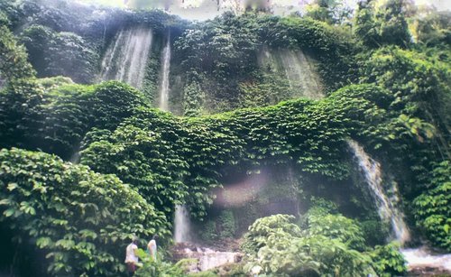 Masih edisi #throwback kangen Lombok 😆😆😆 another view of Benang Kelambu Waterfall. Aslinya sih lebih breathtaking. 😍😍😍 breathtaking karena emang bagus dan airnya jernih sekaligus emang ngabisin nafas kalau jalan ke lokasi hahaha. Eh tapi ada ojek juga sih bagi yang ga mau capek capek jalan 🚶🚶🚶Semoga sekarang trailnya udah lebih baik dan nyaman yaa .-------.#clozetteid #clozettedaily #throwback #tbt #nature #lombok #visitlombok #explorelombok #waterfall #airterjun #benangkelambuwaterfall #airterjunbenangkelambu