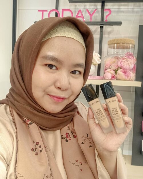 So what makes you happy today? Bisa cobain Teint Idole Ultra Wear dari @lancomeofficial 😍😍😍 .Dengan kelebihan tahan 24 jam full coverage, longwear and juga breatheable. Jadi nyaman dipakai seharian. Bisa touch up abis wudhu pakai versi cushionnya juga hihi. .Anyway ada 15 shades lohhh. Bingung juga pakai shades yang mana. Kalau kalian punya cara ga untuk memilih foundation? .-------.@beautyjournal #lancomeid #makesomeonehappy #makeupismypower #beunstoppable #lancomeidxbeautyjournal  #clozetteid #clozettedaily #makeup #foundation #hijab #hijabdaily #hotd #lancome