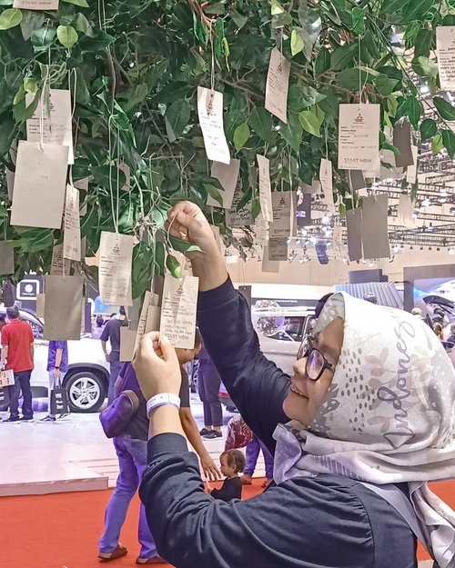 Pledging in the wish tree to help the environment. How? By saving and using electricity wisely. Plus stop using plastic bags and plastic straws. .

What about you? What's your pledge for the environment? .
-------
.
@mitsubishimotorsid #PHEVStartNow #istartnow #clozettedaily #clozetteid #hijab #hijabdaily #momblogger #lifestyleblogger