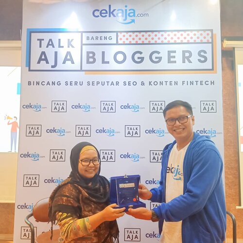 #throwback sebentar mumpung #throwbacktuesday yaaa hehe 😆 beberapa hari yang lalu nulis soal 2019 dan jadi inget soal prestasi selama jadi blogger di tahun itu. Alhamdulillah ada aja yang nyangkut 🤣 .Mungkin ga sebanyak yang lain, karena tentu yang lain banyaaaak yang bagus dan kece tulisan, infografic dan materi pendukung lainnya. And they totally deserve it 👏👏👏 tapi ada satu event dan penghargaan yang ga bisa saya lupakan, yaitu blog competition writing on the spot. .Jadi di acara ini kita dikasih penjelasan soal konten dan SEO yang baik. Terus diberikan waktu 45 menit (klo ga salah hahaha kayanya lebih deh) buat bikin artikel dengan salah satu dari 5 tema. Saya dapet soal KTA dong HAHAHA. Awalnya binguuung abisnya mau nulis soal apa. Mana keywordnya ya itu yang dikasih. .Tapi sambil brainstorming dan googling secara cepat plus nulis yang ada di pikiran, berhasil menjadi best blogpost untuk keyword KTA. 😆 Kaget juga but I was super thrilled for the appreciation. .Pelajaran yang didapat : bisa juga nulis mepet deadline 🤣🤣🤣 TAPI JANGAN DITIRU YANG MEPET MEPET ITU YA HAHAHA. .-------.#ClozetteID #clozettedaily #seo #bloggerseoevebt #bloggerevent #cekaja #cekajadotcom #bloggercompetition #bloggingonthespot #tbt #momblogger #lifestyleblogger