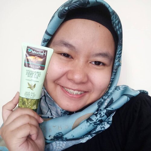 Starting off the new year with a smile! Akhirnya nemu salah satu produk yang bisa membantu mengurangi produksi minyak di bagian muka. Yeay! Meet @herboristnaturalcare Anti Acne Tea Tree Facial Foam. .Sebelum saya memakai produk ini, ada 2 cikal bakal jerawat di dagu dan di dahi (again!). Setelah kurang lebih 2-3 hari memakai facial foam ini dan juga rangkaian skincare saya yang lain, jerawat itu tidak jadi tumbuh dong. Yeay! Sebahagia itu muka saya gagal dikunjungi 2 jerawat hihihi 😍😍 .Review lengkapnya sudah saya tulis lengkap di blog ya. Silahkan melipir ke https://faradiladputri.com/herborist-tea-tree-anti-acne-facial-foam-first-impression/. Siapa tau ada yang mau coba pakai ini di tahun 2019 😆 .-------.#HerboristFacialFoam #HerboristTeaTree #HerboristAntiAcne #HerboristNaturalCare #SolusiJerawat #clozetteid #clozettedaily #hijab #hijabdaily #facialfoam #skincare #skincarejunkie #teatree #antiacne #herborist #produklokal