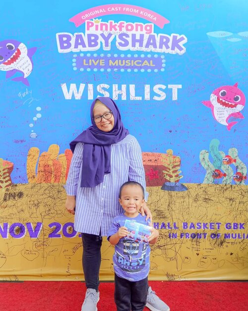 Yeay Rio's first live musical experience! And it has to be baby shark 😚😚😚 Jadi inget banget waktu Rio bayi, lagu ini yang sering banget diputer dimana-mana. Malah first birthday bash @bcjan_feb2017 juga temanya ini 😆 .Jadi pas tau Pinkfong Baby Shark Live Musical datang untuk pertama kali di Indonesia, pengen banget nonton dan ajak Rio ❤️❤️ alhamdulillah kesampaian ajak nonton di hari terakhir. Thank you @bintangkecilshows @tiketcom it was super enjoyable, meskipun Rio ga nonton sampai habis. Dia ga suka suara keras dan nangis minta keluar hahaha 🤣 let's try again next time. .Di bagian luar juga banyak food truck, booth produk Baby Shark dan banyak photo booth kece. Plus ternyata juga boleh bawa makanan dan minuman, jadi anak ga bosen dan ga kelaperan sambil nunggu hehehe. Ada stroller parking juga tapi sayang jalan masuk ke dalam hall kurang stroller friendly. Nevertheless, coming in and out of the venue is super easy (except parking, agak jauh sih). .Semoga nanti ada lagi yaaa live musical Pinkfong ❤️ we will be looking forward to it. Anw ada yang ikutan nonton juga? .--------.#pinkfongbabysharklivemusical #pinkfong #babyshark #babysharklivemusical #babysharklive #babysharklivejakarta #pinkfonglivejakarta #tiketdotcom #clozettedaily #clozetteid #satriorpradana #satrio33mo #momandson #son #ootd #hijab #hijabdaily #ootdbaby #ootdkids #jakartaevent #momblogger #lifestyleblogger #bloggerperempuan