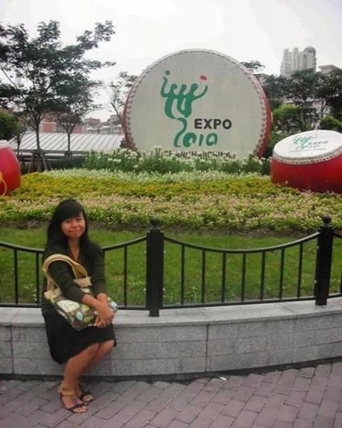 #throwback to one of my first international experience (apart from living abroad) in college. I was super lucky to be able to attend the 2010 World Expo in China. It has a theme Better City – Better Life (城市，让生活更美好) and it was full of country's pavilion displaying their culture and latest innovation. It was once in a lifetime opportunity!

A short history about the expo, there are two types of world expositions: registered and recognized. The one I attended was a registered expo, which are the most extravagant and most expensive expo that can run up to six months! It is held every five years in different cities across the globe. The last expo was held in Milan in 2015 with the theme "Feeding the Planet, Energy for Life". My fellow IAAS juniors got the chance to visit that one during IAAS World Congress. The next one is in Dubai in 2020 with the theme "Connecting Minds, Creating the Future". This is sooo in my bucketlist (if I have the chance tho hahaha). Who's interested to go to Dubai in 2020?
.
-------
.
#clozette #clozetteid #ootd #throwback #latepost #shanghaitrip2010 #edisidibuangsayang #shanghai #worldexpo #worldexpo2010 #expo2010 #china #sharethemoment #peopleinframe #liveauthentic #livefolkindonesia #livefolk #likesforlikes #likeforlike #like4like #yesiwasthatskinny