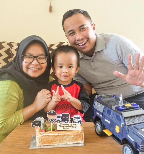 Happy Birthday Satrio ❤️❤️❤️ Ga kerasa udah 3 tahun yaaa Rio hadir menemani Ibu & Bapak. Semoga Rio selalu menjadi anak Bapak & Ibu yang sholeh, baik akhlaknya, pintar, mandiri, bahagia dan bisa bermanfaat untuk nusa, bangsa & dunia. .

Thank you for being an awesome son and human being ❤️ All of our best prayers are with you every step of your way. Love you forever and always 😘❤️ .
-------
.

#clozetteid #clozettedaily #family #birthday #satriorpradana #thepradanasfamily #parents #son #thirdbirthday #toddler #toddlerson #birthday #birthdayboy #satrio36mo #mom #familytime