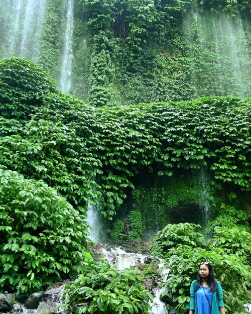 Dalam rangka #throwback kangen travelling lagi, jadinya post foto ini. Ini adalah Air Terjun Benang Kelambu, yang merupakan air terjun paling terkenal di Pulau Lombok. Gimana caranya sampai sini? Dengan susah payah! Hahahaha, pokoknya medannya naik turun dan lumayan bikin ngos-ngosan (kalau jarang olahraga). Tapi pas sampai sini, YAMPUN BANGUS BANGET. Airnya dingin dan berasal dari banyak mati air yang keluar melalui celah-celah di sepanjang tebing. .Jadi mikir, apakah nanti 10, 15, 20 tahun lagi keadaan air terjun ini beserta sumber mata air lainnya di Indonesia masih tetap seindah dan seproduktif sekarang? Menurut UNDP, kelangkaan air telah mempengaruhi lebih dari 40% manusia di seluruh dunia, sebuah angka yang diprediksi akan meningkat seiring bertambahnya populasi dan juga meningatnya temperatur akibat global warming. Gimana nasib anak cucu kita kelak ya? Hiks, agak deg-degan juga. , “Water is the most critical resource issue of our lifetime and our children’s lifetime. The health of our waters is the principal measure of how we live on the land.” .@ades_indonesia, selaku salah satu produsen air minum di Indonesia, akan mengadakan kegiatan conservacation, Apa itu conservacation? Kegiatan aksi lingkungan (sekaligus liburan, yeay!) di NTT dan Yogyakarta. Karena selain kita, para generasi muda Indonesia, siapa lagi yang akan berjuang bersama untuk melakukan konservasi air? Nah makanya saya ingin sekali turut serta memperjuangkan konservasi air dan melestarikan lingkungan bersama Pejuang Air Ades. Demi masa depan dan bumi yang lebih baik! .--------.#CintaiAirCintaiHidup #LoveWaterLoveLife #SobatAirAdes #Conservacation #AdesXKompasiana #clozetteid #clozettedaily #throwback #tbt #nature #lombok #visitlombok #explorelombok #waterfall #airterjun #benangkelambuwaterfall #airterjunbenangkelambu