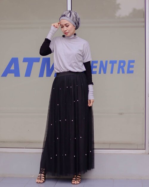 Ekspresi kamu setelah cek saldo akhir bulan, slide 1 atau 2?🙄😜.Kalau yg slide 1, hemat2 dulu beli baju 🤭. Kayak maWii nih yg pakai tisha top @hiaeverywear, pilihan outfitnya bisa dipakai utk olahraga ataupun hangout, Outfit One for All. .20-23 Februari @hiaeverywear buka booth loh di @muslimfashionfestival. Mampir ya.....#clozetteid #outfit #muslimfashion