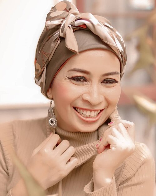 "Wrinkles should merely indicate where smiles have been.”- Mark Twain -Artinya...Aku menua _____________.Difotoin KaSava 🤗...#clozetteid #canon #beauty #lightroom #hijabstyle #smile