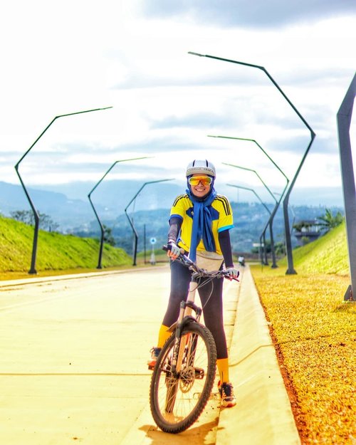 3 days left and this year end.Lagi mengingat² the best thing i've ever had, people, achievement, trips...and thanks to Allah 🤗.➖➖➖➖➖#blessed #clozetteid #bersyukur #ladycyclist #grateful