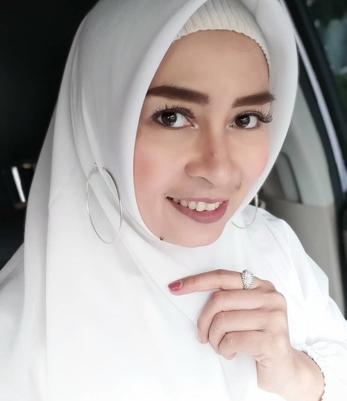 Buat yang ngga pede pakai hijab warna putih (kayak aku), coba deh nekad sekali-kali. .Biar wajah ngga kliatan kusam,mengakalinya dengan makeup yang terlihat natural, ceunah 🤗. . *Iya, ada jerawat itu di hidung 😁..#clozetteid #hijablyfe #tipshijab.