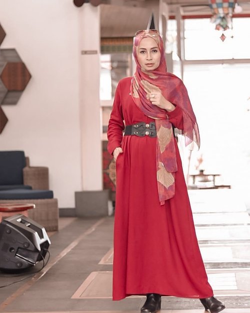 Warm or Cool?______________ "When in doubt, wear red." (Bill Blass)Katanya, kalau lagi bingung mau pakai baju apa, selalu pilih warna merah! Warna ini cocok buat membangkitkan mood dan bikin penampilan jadi cerah.Tapi ternyata ngga semua warna merah. Pilih merah yang sesuai dengan tone kamu, warm atau cool.Gamis merah : @ mineagamis..#fashionfile #gamismodern#syaricantik #muslimahsyari #clozetteid #tipsfashion