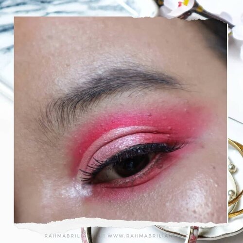 Mainan #MatanyaRahma yang lebih seru dari biasanya nih. Soalnya mainannya sambil collab sama temen-temen yang juga suka mainan mata 🙆🏻‍♀️⠀⠀Critanya kita recreate makeup mata @nessasunshine yang temanya Zodiac. Zodiac Barbaraaa kan Virgo, tapi Virgonya dah di ambil mba @Nindyz 🙈 jadinya ambil Libra deh, yang kebetulan punya juga warnanya. ⠀⠀Walaupun nggak bisa sama persis, apalagi warna yang di kelopak mata tengahnya agak terlalu muda 😹 paling nggak, puas sama campuran warna pink eyeshadow Viva sama Juvias, buat dapetin warna pink di atas crease-nya 🙋🏻‍♀️⠀⠀Setelah dikolase, alis aku yang paling malu malu 🤦🏻‍♀️⠀⠀Ini temen-temen lain yang ikut seseruan mainan mata zodiac 🙌🏻⠀⠀@ayanapunya @elisachic @fiarevenian @irene_unarso @yukalicious15 @gitaregina @khoirunisak28 @esybabsy @hani_noer27 @nindyz⠀⠀#Clozette⠀#Clozetteid⠀#RahmaBrilianita