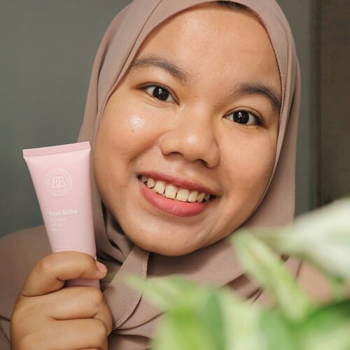 Makeup Rasa Skincare⠀===================⠀⠀Siapa sih yang nggak suka kalo dikasih yang praktis-praktis. Salah satunya adalah mendapatkan manfaat dua jenis produk dalam satu produk aja. Pakai makeup tapi dapet manfaat seperti pakai skincare. Yap, kurang lebih gitulah intinya 🌾⠀⠀Boss Babe BB Cream dari @beautyboss.co.id ini mempunyai kandungan yang bisa merawat kulit seperti produk skincare yang biasa kita pakai. Selain itu, bb cream ini juga mengandunga SPF 30 PA ++. 💇🏻‍♀️⠀⠀Aku punya yang shade honey. Shade ini adalah shade tergelap yang dimiliki Boss Babe BB Cream. Sayangnya shade ini agak sedikit terang di kulit aku. 🤷🏻‍♀️ Kalau dari segi performanya sih, aku suka. Dia memberikan hasil complexion yang semi matte di kulit aku. 💦 Ketika dipakai aktivitas seharian pun,  performanya masih bagus. Nggak membuat produksi sebum jadi berlebih. ⠀⠀Kalau udah mengandung SPF 30, apakah tetep pakai sunscreen sebelum pakai BB Cream ini? Ehehe, cerita lengkap seputar performa BB cream ini sebenernya udah aku tulis di blog. Kalau mau tau jawabannya cek linknya di bio 🙆🏻‍♀️⠀⠀#MakeupRasaSkincare #BossBabeBBcream #beautyBossID⠀#Clozetteid ⠀