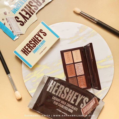 °⠀Eyeshadow Coklat Hershey's⠀========================⠀⠀Etude House ini emang sering meluncurkan produk edisi spesial kolaborasi dengan tokoh iconic dan juga brand produk makanan. Salah satunya adalah kolaborasi bareng brand produk coklat, @etudeofficial x @Hersheys ini. 🍫🍫⠀⠀Kedua paletnya didominasi sama warna coklat matte. Masing-masing palet juga ada dua warna shimmer dengan glitter yang lembut. Ada satu warna shimmer di palet Creamy Milk Chocolate yang bagus banget dijadikan eyeshadow topper. Bisa kasih efek wet eyeshadow, kitu. 💦⠀⠀Nah, apakah eyeshadow palet ini recomended? Hmmm, panjang penjelasannya. Cerita lengkapnya udah aku tulis di blog. Linknya ada di bio yak🙆🏻‍♀️🌰🌾⠀⠀#clozetteid #hicharis #charis #charisceleb @hicharis_official @charis_celeb #etude @indonesia_etudehouse