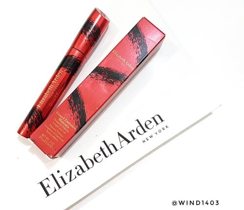 Kalian #TeamMascara atau #TeamFakeLashes nih? Kalau saya team maskara wkwkk karena ga bisa pake fake lashes, selain itu juga fake lashes bikin mata keliatan berat dan turun.

Kemarin waktu main-main ke konternya @elizabetharden di @transtudiobdg aku naksir sama Grand Entrance Mascara yang klaimnya bisa memanjangkan, melentikkan dan juga menebalkan bulu mata 😍 secara bulu mata saya lurus, tipis dan pendek 🤣 *sedih ya*

Akhirnya bawa pulang maskara ini buat dicoba di rumah, ternyata emang sebagus itu, kalian bisa lihat before afternya di slide terakhir ya. Maafin kalau blur, maklum pejuang foto malam hari 😅. Ternyata bener loh #GrandEntranceMascara ini bisa menambah volume dan panjang bulu mata asli, kalau melentikkan sih ga terlalu signifikan ya, mungkin karena bulu mata saya aslinya kayak atap sirap *baca: jegrek 😂

Harganya berapa win? Rp 350.000 tapi kmrn pas  beauty fair cuma IDR 280.000 aja 😍 lumayan banget diskonnya hahahaa kalau mau cantik emang harus gitu, berburu produknya pas diskonan. Komen ya kalian biasanya pake bulu mata palsu apa maskara hehehe

#musthavemascara #dramaticmakeup #clozetteID #elizabetharden #flatlayoftheday #makeupjunkie #flatlay