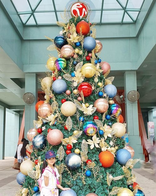 Merry christmas buat semua teman-teman yang merayakan 🥰 semoga damai natal menyertai kalian dan melingkupi keluarga kalian dengan kesehatan dan kebahagiaan. Amin!Christmas di #Singapore tu vibes nya berasa banget, pohon natal dimana-mana, lampu warna warni bikin pohon natalnya makin cantik. Thanks God tahun ini kami bisa merayakan natal di Singapore, semoga berkat natal juga bisa kalian rasakan ya. #merrychristmas🎄 #christmasinsingapore #visitsingapore2019 #singaporechristmas #christmasinSG #christmast2019 #clozetteID