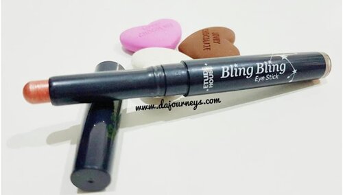 Salah satu produk @etudeofficial yang pertama saya beli tuh eyeshadow bentuk pen begini, karena saya nggak bisa pakai eyeshadow yang rapi 😁 eyeshadow bentuk begini juga memudahkan pada newbie.Ada yang pernah pakai juga? Karena Etude Bling-Bling Stick ini terkenal pada jamannya loh, dan sampai sekarang masih diproduksi. Padahal biasanya Etude kalau udah lama nggak akan diproduksi lagi, selalu keluar seri barunya.Aku punya reviewnya nih, ada di bio dan sebelum nanya belinya dimana, belinya di @altheakorea ya karena @indonesia_etudehouse udah tutup, ga ada di Indonesia lagi 😭#EtudeHouse #altheakorea #clozetteID #discoverunder10k #eyeshadowstick #makeupcollections