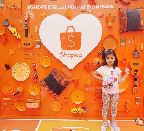Pink diantara orange 🤣 karena berbeda itu indah #shopeeselaludihatibandung #kidsoninstagram #mingxia #lovelydaughter #clozetteID