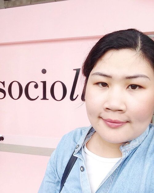 Edisi selfi di depan #popupstore @sociolla di @pvjofficial, setiap weekend mereka ngadain event loh, cek IG mereka buat dpt info terbaru ya #sociollapopup #sociollapopuppvj #sociollagiveaway #ClozetteID #instabeauty #indonesiablogger #indonesiabeautyblogger #bloggerBDG #bloggerlife #bloggerbandung #bloggerindonesia #beautyblog #beautyblogger #beautybloggers #beautybloggerbandung #beautybloggerindonesia #bblogger #bbloggers #bbloggerslife #ClozetteStar #StarClozetter