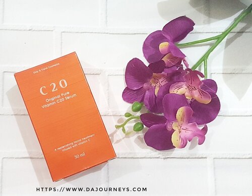 Produk akan saya bahas kali ini boleh dibilang sudah ketinggalan jaman, OST Original Pure C20 Vitamin Serum ini hits pada tahun 2014 an yang mana saat itu saya belum kepikiran buat mempelajari ingredients skincare karena boro-boro pakai skincare, bisa mandi ga di ganggu sama anak bayi aja udah syukur wkwwkk 😂. Tolong dicatat ya ini adalah review lama yang baru sempat saya naikkan ke blog, produknya sendiri sudah habis dan sudah ada versi terbarunya, OST Pure Vitamin C 21.5.Kenapa saya masih bahas, karena saya masih penasaran sama OST ini karena kandungan utamanya adalah vitamin C yang bagus banget untuk menghilangkan noda juga mencerahkan warna kulit yang kusam. Karena saya sudah pakai OST Vitamin Sleep 9 to 5 Crema dan beneran suka banget sama creamnya.Review lengkapnya bisa cuss ke blog di link hidup di bio ya. #ostvitc20 #ostvitc #clozetteID #abbeatalgorithm #abcommunity #idskincarecommunity #koreanskincare #skincaredaily #naturalcosmetics #abblogger #skincareobssesed #abroutine #instaskincare #igskincare #skincarecommunity #FlatlayCosmetics #flatlayskincare