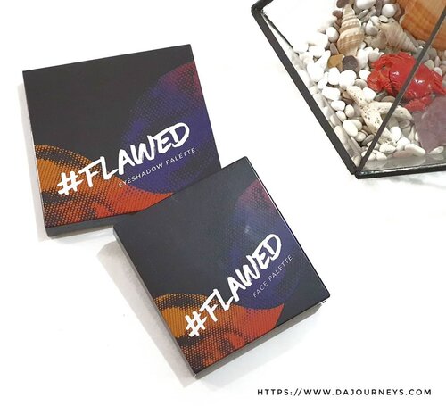 Gimana kondisi kalian? Semoga baik-baik saja ya ditengah pandemi ini, daripada share berita yanh bikin tambah stress mari kita mainan makeup aja 😁 kai ini aku mau share review lokal brand yang namanya unik #Flawed dari @flawedbeautyofficial

Kalau nggak disebut ini lokal brand kayaknya ga akan ngeh kalau ini karya anak negeri ya 😅 aku juga awalnya ngira ini punya brand luar loh.

Belinya sih udah dari desember tapi baru sempet dipake main2 bulan kmrn, biar di rumah aja tapi tetep cantik ya biar mood membaik.

Jadi produknya sendiri ada 3 macam termasuk lip cream tapi karena saya sudah kebanyakan lipstick kali ini saya beli face palette (slide 2 dan 3) dan eyeshadow palette (slide 4 dan 5)

Reviewnya bisa cek di linktree di bio ya. Bangga ya sama produk lokal yang sekarang ga kalah bagus sama produk luar. Kalian #TeamFacePalette atau #TeamEyeshadow nih? Komen ya

#flatlay #clozetteID #flatlayfriday #flatlayphotography #flatlaymakeup #flatlayoftheday #flatlaystyle #flatlaysidea #abcommunity #abbeatalgorithm #beautybloggerindonesia #beautybloggerbandung #TribePost